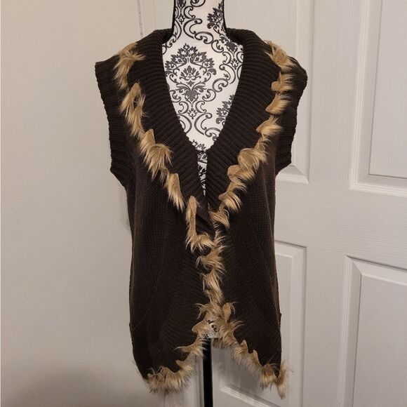 NY knits Faux fur trimmed open front sleeveless cardigan - Picture 1 of 7